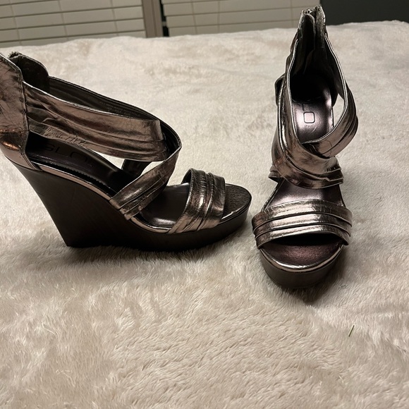 Women’s GLO JEANS Sexy Criss Cross Bronze Metallic High Heel Wedge - Picture 3 of 9